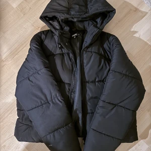 Svart dunjacka - Säljer denna fina jacka från missguided som aldrig är använd!
