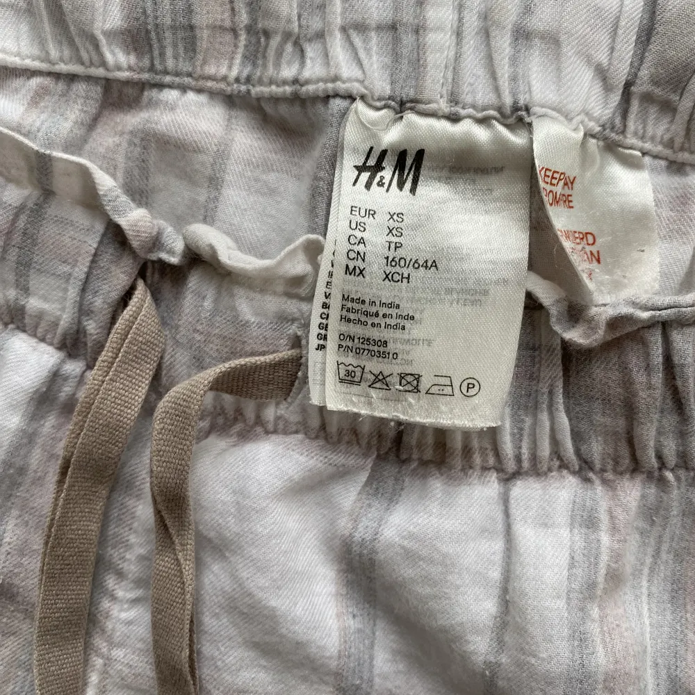 Säljer ett par rutiga pyjamas byxor från hm, de har andvänds ett få antal gånger och är i bra skick.. Jeans & Byxor.