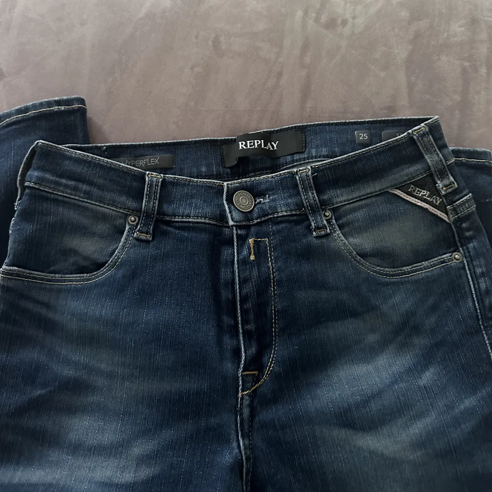 Säljer ett par skinny jeans i märket Replay. Är i god skick och har endast använts 1 gång. Är ganska stiliga och bekväma att ha på sig. Nypris 1000 för drygt 1 år sedan. . Jeans & Byxor.