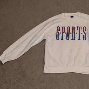 Sweatshirt med tryck  - Använd, fint skick 