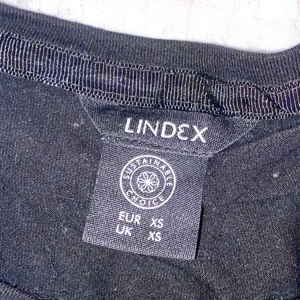Svart tröja m 3/4 ärmar. Superskönt material, bra skick, strl xs/s. Från Lindex.. Tröjor & Koftor.