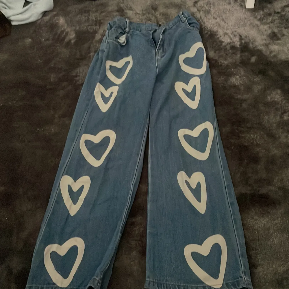 Ett par hjärt mönstrade byxor🩵🤍. Jeans & Byxor.