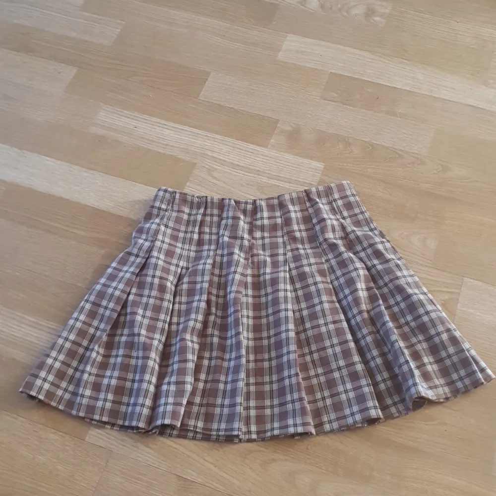 En söt brun rutig mini skirt i storlek 32, XS. Används ett fåtal gånger💋 . Kjolar.