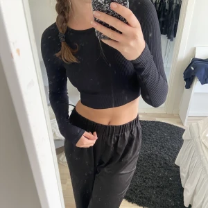Träningströja - Croppad ribbad träningströja ifrån aimn. Storlek s. Normal passform. Använd endast en gång. 