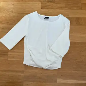 Hej🫶 jag säljer en vit tröja från Ginatricot i storleken XS använd Max 3 gånger då storleken inte passade helt😋 lite utav en topp då den är lite kortare än ”vanliga” tröjor💗