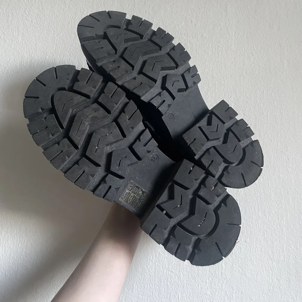 Chunky loafers storlek 38. Använda kanske 5 gånger. Är lite repiga i insidan av foten (se bild) Äkta läder. Ganska tunga. Köpta för ca 900kr.. Skor.