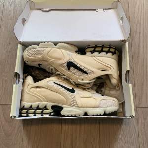 Nike x Stüssy Spiridon skor i storlek 44,5. Köpta på eBay för ungefär två år sedan men tyvärr inget äkthetsbevis, men låda tillkommer. Aldrig använda dock då de var för stora för mig så de är i nyskick. Pris kan diskuteras.