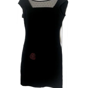 Desigualklänning med ros - Kort figursydd klänning från desigual med broderat mönster (se bild 2), använd ett fåtal gånger 