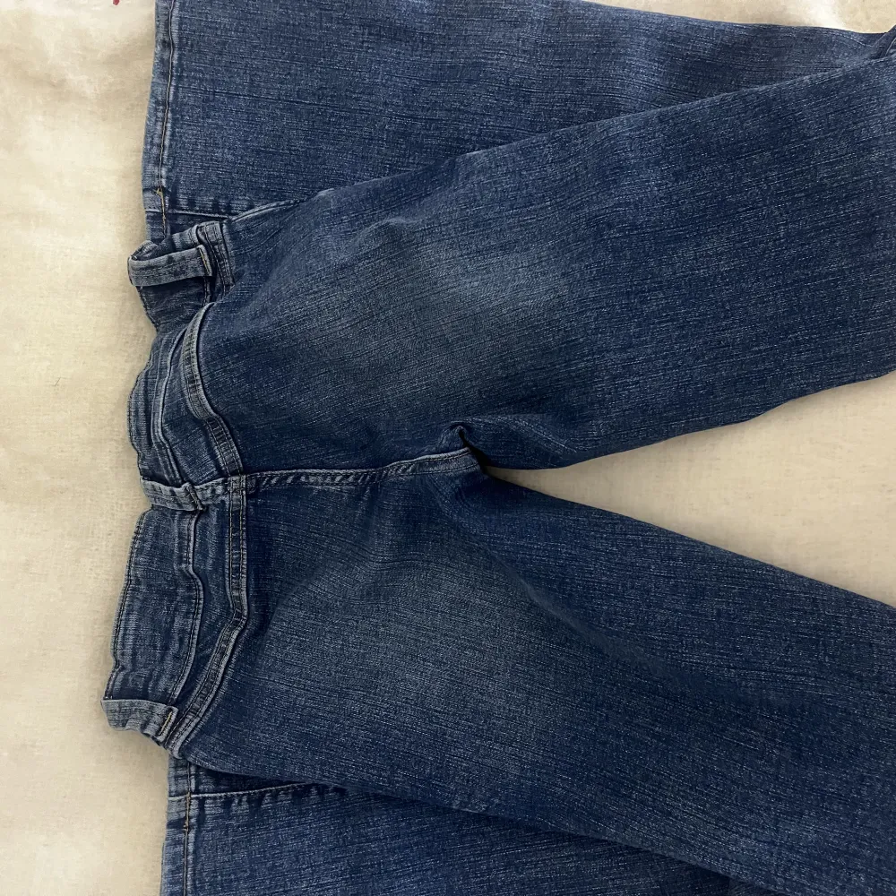 Jättesnygga lågmidjade bootcut jeans. Bra skick! Använt några få gånger. . Jeans & Byxor.