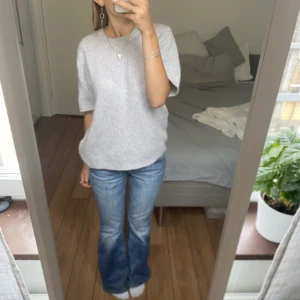 Lågmidjade jeans - Säljer dessa blåa lågmidjade bootcutjeans från Levis. Midjemått: 36 rakt över Innebenslängd: 77cm. Direktpris: 500kr. Har du någon fråga är det bara att höra av dig🫶🏻