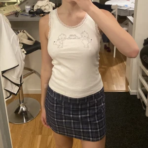 Brandy Melville linne - Säljer ett brandy linne med tryck och spets! Endast använd några gånger, är i bra skick. Säljer då det inte är min stil längre. Köpare står för frakt :) Kolla gärna min profil för mer brandy o annat liknande 💓