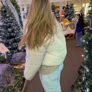 En kort ljusrosa/beige varm vinterjacka. Är köpt på hm förra vintern, så använd en vinter. Bra att veta att den är ganska kort i midjan. Storlek xxs men passar mig som har S💕 köpt för 399 kr. Skriv privat för fler bilder💕