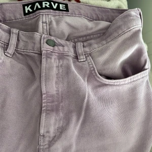 Denim Jeans  - Baggy, wide jeans. Lång, Mjuk, stora i benen men liten i midjan. Köpt från Carlings för 1500kr. Ingen tecken på användning. Så som den ser ut nu är så den såg ut när jag köpte den, därav priset. 