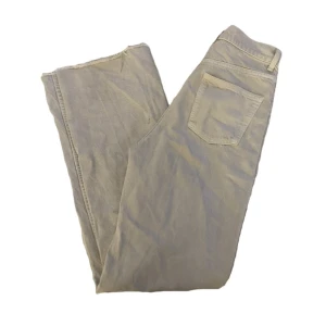 Zara jeans! - Säljer dessa ursnygg ljusgråa jeansen från zara! De är raka och vida i modellen o har inga mer defekter mer än att dragkedjan krånglar. Använda fåtal gånger!! Pris kan diskuteras, köparen står för frakt💘