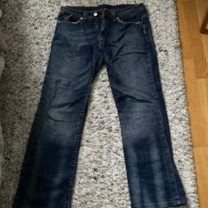 Jättesnygga Levis jeans som är ganska använda men i bra skick! Dem har lite bootcut och är lågmidjade