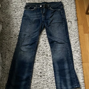 Low waisted levisjeans - Jättesnygga Levis jeans som är ganska använda men i bra skick! Dem har lite bootcut och är lågmidjade