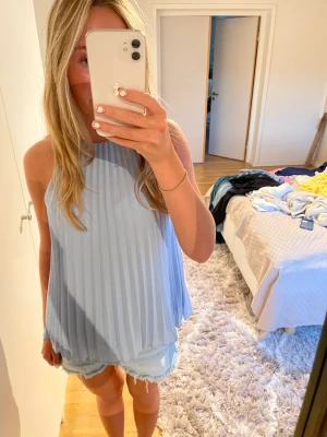 Topp - Jätte fin blå topp i från h&m!!😍😍 Aldrig använt, säljer pågrund av den inte kommer till användning