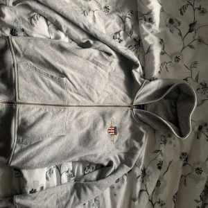 Gant zip hoodie - Märke: Gant Storlek: 176 barn Färg: grå Zip hoodie Knappt använd  