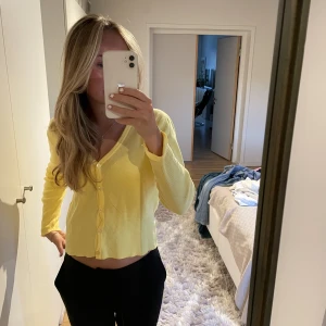 Gul kofta  - En söt gul kofta.  Märket är Bon’a parte😍 Säljer då de inte kommer till användning