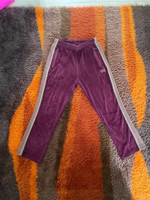 Needles brallor - Riktigt feta velourbrallor från Needles i storlek XL. Små i storleken. använt men bra skick 