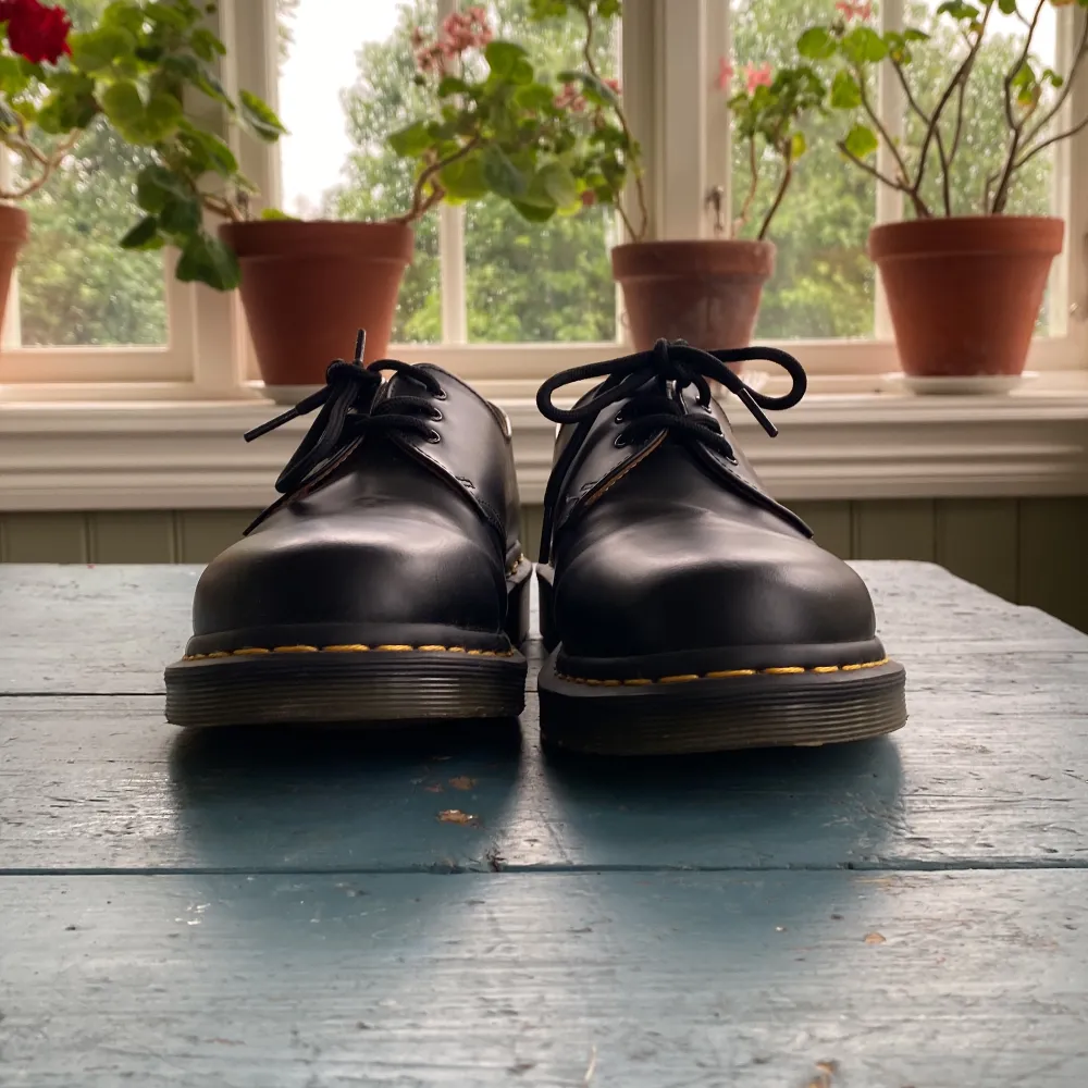 Låga Dr. Martens! Bara använda några få gånger så i väldigt bra skick!. Skor.