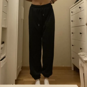 Svarta mjukisbyxor - Elastiskt material, går att använda som överdrags. Använda ett fåtal gånger. Size S.