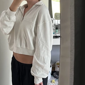 Vit tröja - Snygg vit tröja som endast används en gång🫶 super mysig och bekväm 