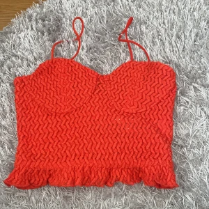 Röd topp - Säljer denna jätte fina röda topp från bershka, aldrig använd bara testad💗tyvärr för liten för mig:(  frakt tillkommer 