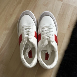 Oanvända nya skor  - Skor i storlek 37 i vit med grå och röd detalj. Från London Rebel.