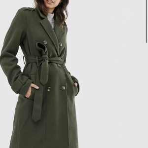 Grön kappa - Säljer min snygga kappa från YAS i militärgrön. Storlek S. Nypris cirka 1500 kr. Kappan är fodrad och varm. Den är använd men i fint skick. Pris kan diskuteras.