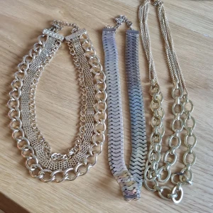 Guldiga halsband  - 3 guldiga halsband, alla 3 för 35 sek. Tecken på använding 