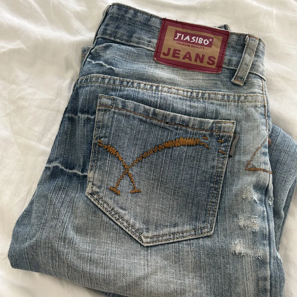Lågmidjade jeans från tiasibo, använda men i bra skick. Passa någon med storlek xs-s, 34-36.. Jeans & Byxor.