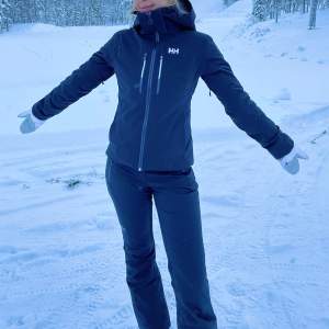 Säljer nu min alphelia lifaloft ski jacket från Helly Hansen, som är super snygg, bekväm och funktionell! Använd en vintersäsong men är i gott skick! Nypris: 5500