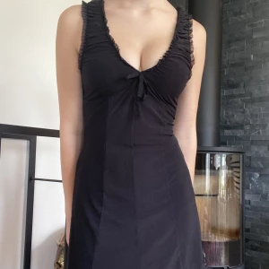 urban outfitters klänning - Säljer denna svarta mini dressen i mesh från urban outfitters! Rensar garderoben och därför säljer jag den. Knappt använd o är i bra skick! Den slutar lite ovanför mina knän (är 166). Köpare står för frakt. Kolla gärna min profil för liknande 💓