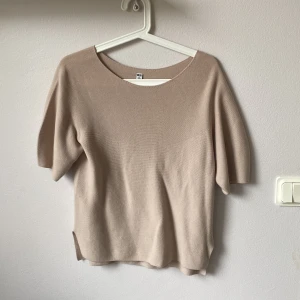 Finstickade t-shirt - Super söt  skön stickad T-shirt från Uniqlo. Jättebra och skönt material. I storlek xs men ändå ganska stora. Mycket sparsamt använd.
