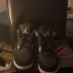 AIR JORDAN BLACK CANVAS  - Hej säljer mina nya air Jordan black canvas som jag fick i present fast i fel storlek. Inget kvitto ingår!