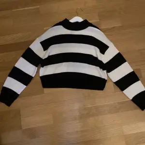 En stickad tröja i storlek XS från H&M. Knappt använd🫶