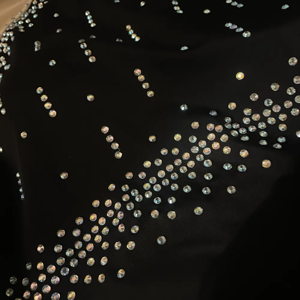 En helt ny alldrig andvända konståknings klänning, fina diamant detaljer på. Öppen på ryggen . Klänningar.