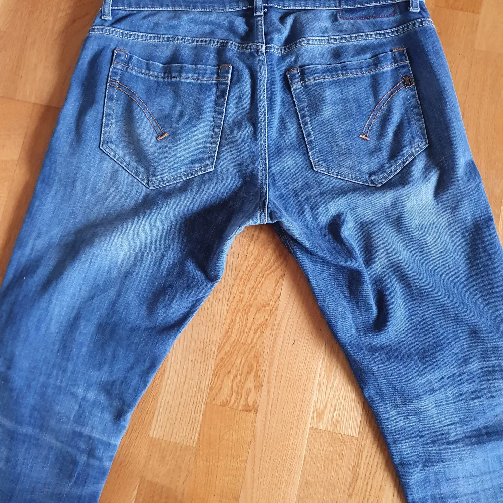 Tja, säljer nu mina blåa dondup jeans george skinny fit för mycket bra pris. Dom är mycket bra skick och inga fel på dem. Dem är stora i midjan men fungerar bra med bälte. Hör av dig för minsta fundering.. Jeans & Byxor.