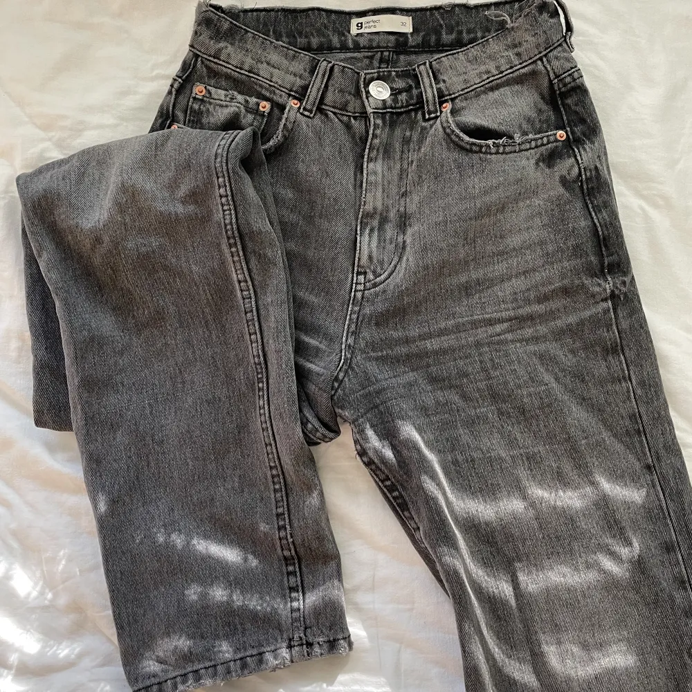 Högmidjade mörkgrå straight leg jeans från Gina Tricot. Jeans & Byxor.