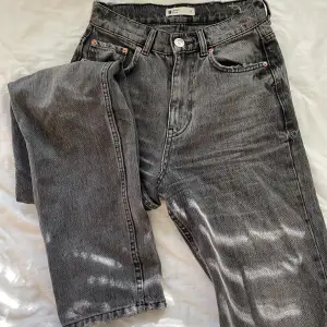 Högmidjade mörkgrå straight leg jeans från Gina Tricot