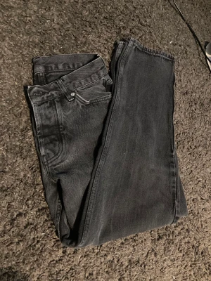 Jeans  - Fina jeans från junkyard  Använda men i bra skick! Hör av dig vid intresse. 