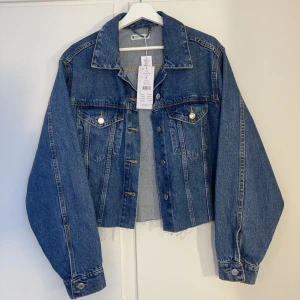 Jeans jacka - Säljer denna oanvända jeansjackan från ginatricot!✨🫶
