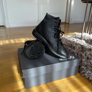 Ecco Soft 3 High Top - Ett par skor med spets som använts ett fåtal gånger och är i nyskick. INGA DEFEKTER! Lådan till skorna finns kvar. Storlek: 36