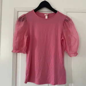 T-shirt - Säljer denna t-shirt med volangen