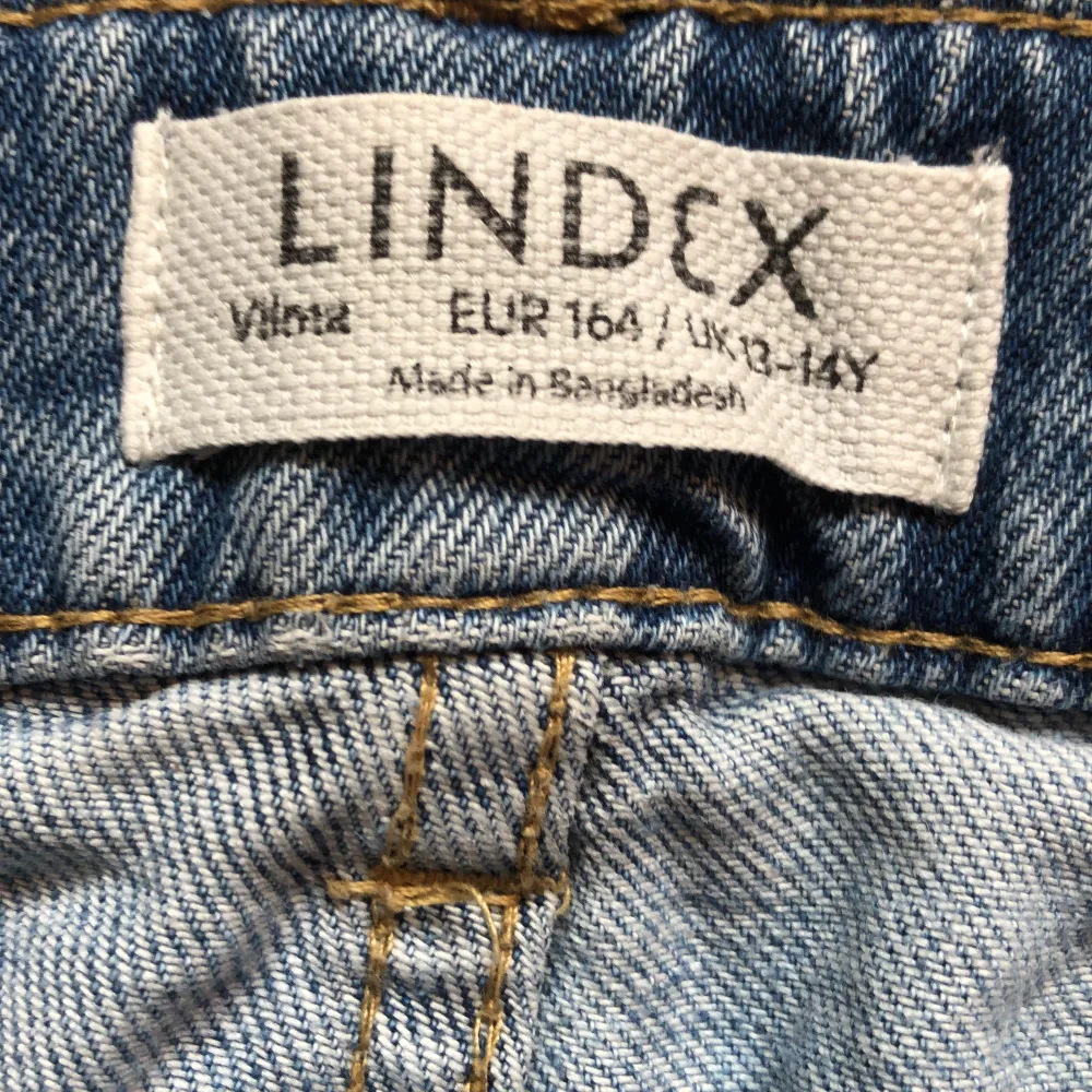 Raka jeans med hög midja från Lindex. Storlek 164,bra skick. Säljs pågrund av att dom är för små.😊. Jeans & Byxor.