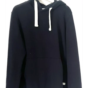 Mörkblå huvtröja  - Mörkblå huvtröja, aningen blåare än vad som visas, liten i storleken (passar M/L)