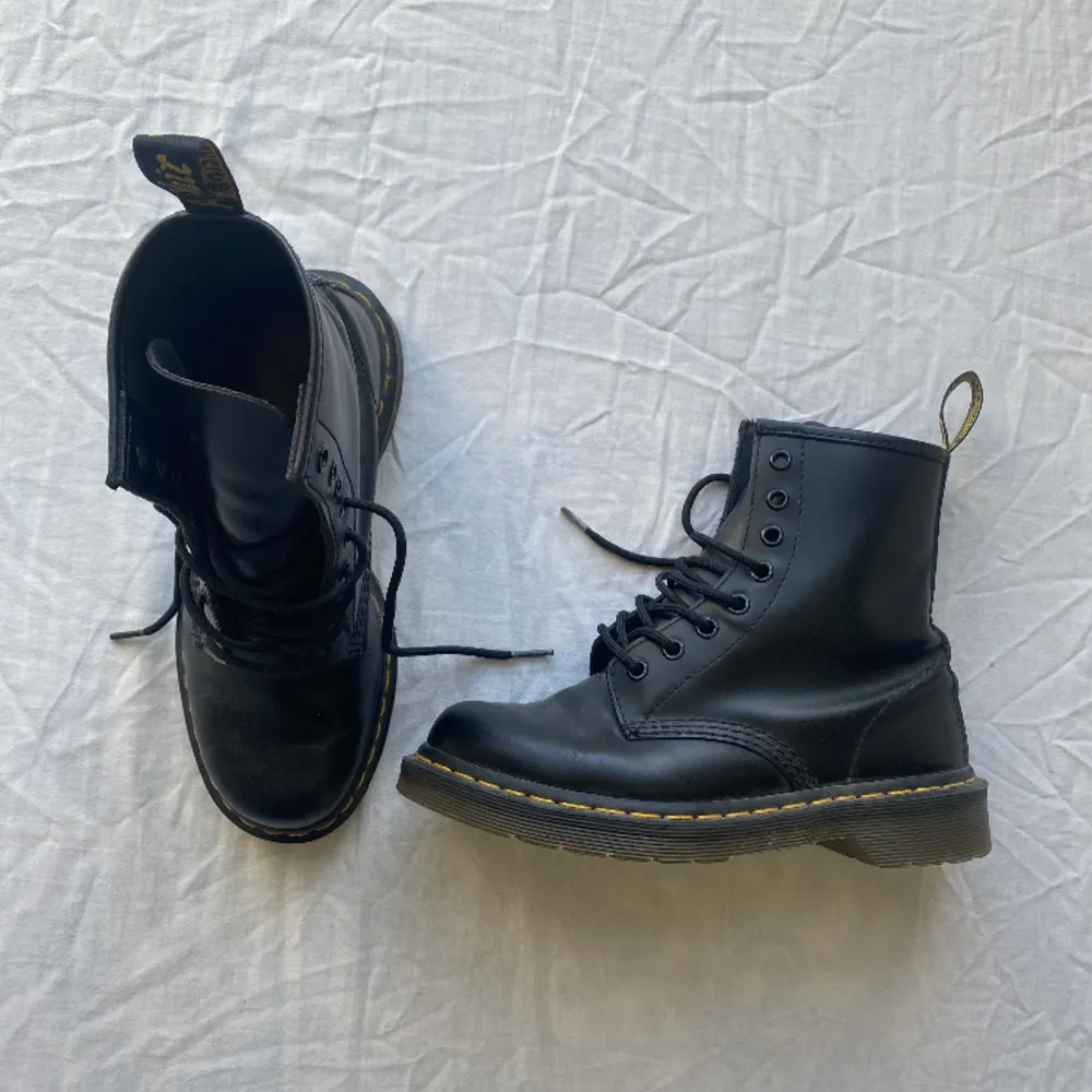 Dr. Martens i nyskick. Säljer pga att de är för små. 😊. Skor.