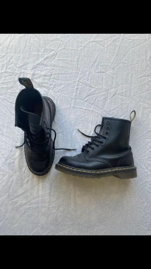 Dr. Martens - Dr. Martens i nyskick. Säljer pga att de är för små. 😊