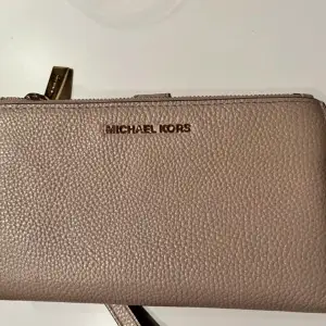 Puderrosa större Michael Kors plåbok 